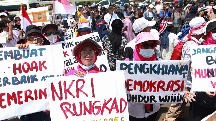 Massa yang memprotes pelaksanaan Pemilu 2024 yang dinilai curang demo di gedung DPR, Jakarta, Kamis (1/3/2024). (Bloomberg Technoz/Andrean Kristianto)