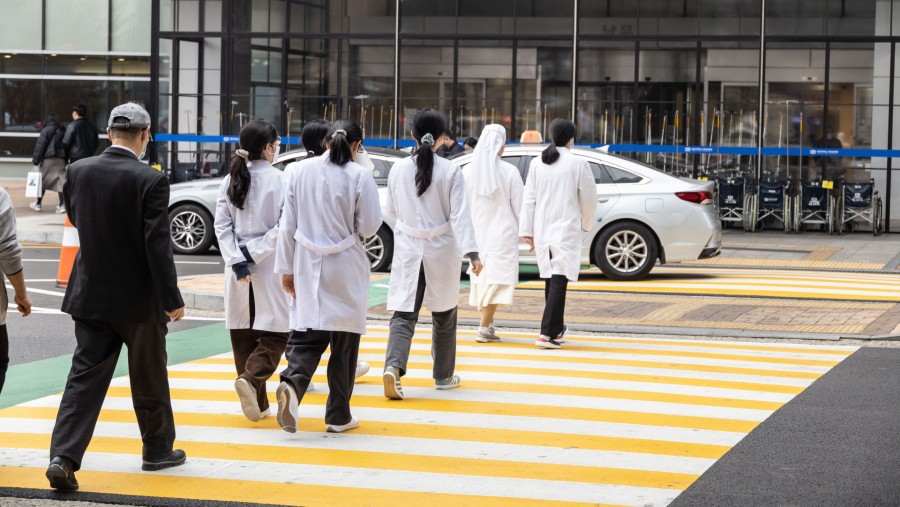 Dokter berjalan menuju RS St. Mary Universitas Katolik Korea Seoul. (Fotografer: Jean Chung/Bloomberg)	
