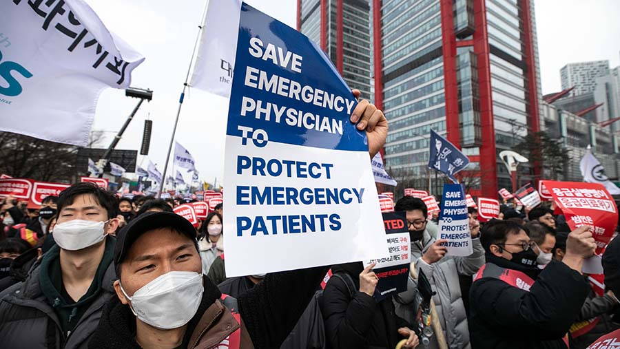 Otoritas pemerintah telah mengancam akan menangkap dan menuntut para dokter yang menolak untuk kembali bekerja. (Jean Chung/Bloomberg)