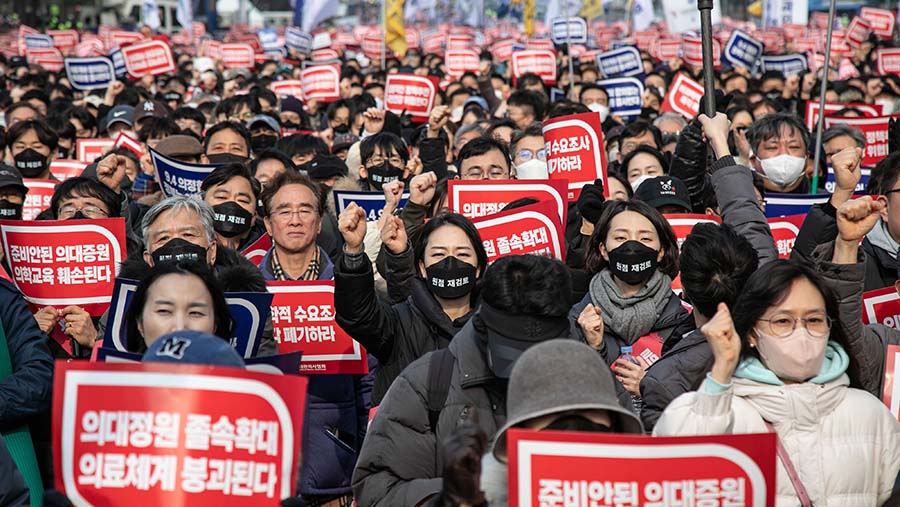 Demo protes rencana pemerintah untuk menambah jumlah kursi di sekolah kedokteran di Seoul, Korea Selatan, Minggu (3/4/2024). (Jean Chung/Bloomberg)