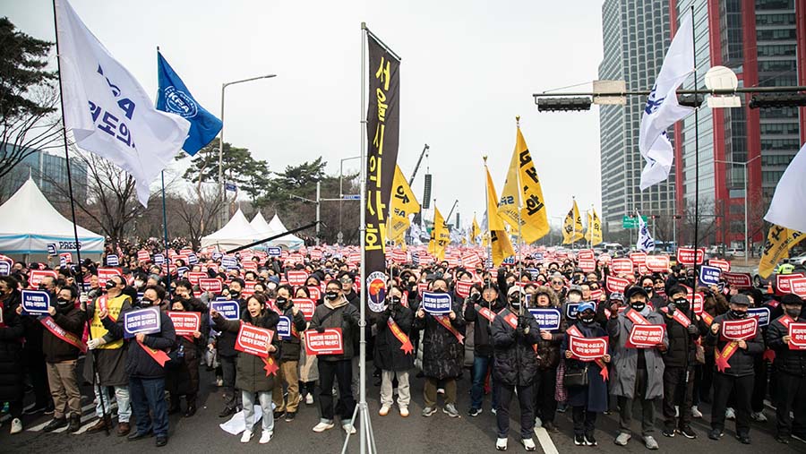 Demo protes rencana pemerintah untuk menambah jumlah kursi di sekolah kedokteran di Seoul, Korea Selatan, Minggu (3/4/2024). (Jean Chung/Bloomberg)