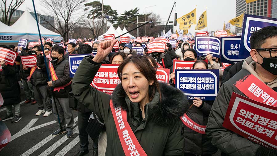 Demo protes rencana pemerintah untuk menambah jumlah kursi di sekolah kedokteran di Seoul, Korea Selatan, Minggu (3/4/2024). (Jean Chung/Bloomberg)