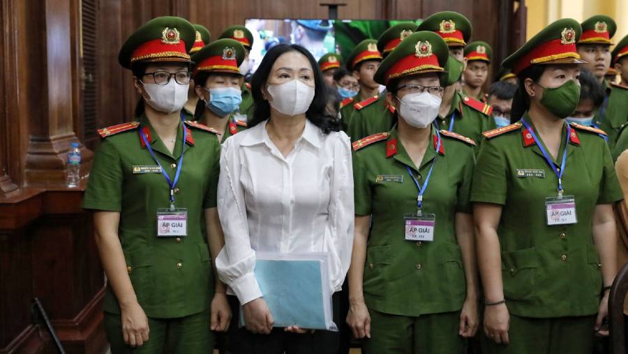 Truong My Lan di pengadilan di Ho Chi Minh City pada tanggal 5 Maret. (Dok: Maika Elan/Bloomberg)