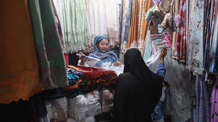 Pengunjung berbelanja di kawasan Pasar Tanah Abang, Rabu (6/4/2024). (Bloomberg Technoz/Andrean Kristianto)