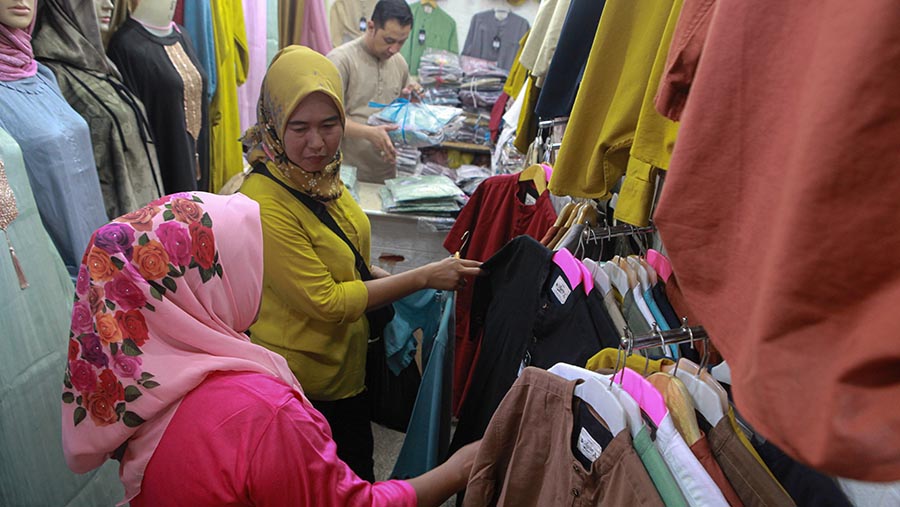 Pengunjung berbelanja di kawasan Pasar Tanah Abang, Rabu (6/4/2024). (Bloomberg Technoz/Andrean Kristianto)
