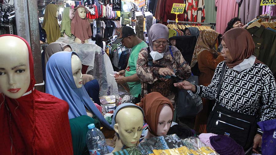 Pengunjung berbelanja di kawasan Pasar Tanah Abang, Rabu (6/4/2024). (Bloomberg Technoz/Andrean Kristianto)