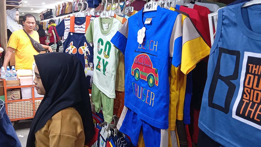 Penjualan pakaian di Pasar Tanah Abang, Kamis (7/4/2024). (Bloomberg Technoz/Pramesti Regita Cindy)