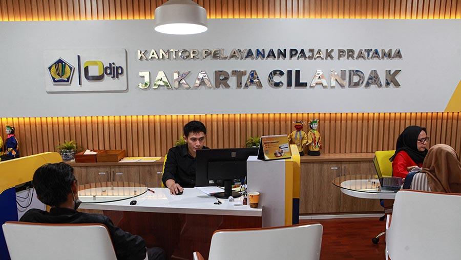 Petugas melayani wajib pajak di KPP Pratama Jakarta Cilandak  di Jakarta, Kamis (7/4/2023). (Bloomberg Technoz/ Andrean Kristianto)