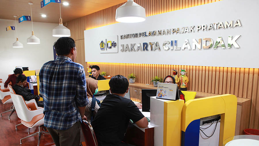 Petugas melayani wajib pajak di KPP Pratama Jakarta Cilandakdi Jakarta, Kamis (7/4/2023). (Bloomberg Technoz/ Andrean Kristianto)