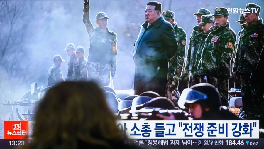 Kim Jong Un Pimpin Latihan Unit Artileri (Dok: Bloomberg)