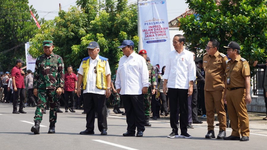 Presiden Jokowi meresmikan 20 ruas Inpres Jalan Daerah Jawa Timur Bagian Selatan, Jumat (8/3/2024)./dok. PUPR