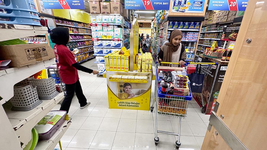 Supermarket menjelang Ramadan menjadi surga bagi para pembeli untuk memanfaatkan promo yang ditawarkan. (Bloomberg Technoz/Andrean Kristianto)
