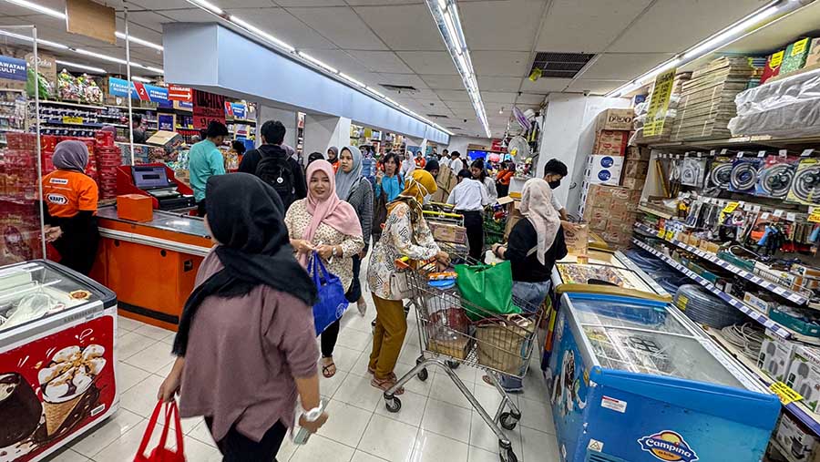 Tak hanya di Tangerang Selatan, Supermarket di Jakarta juga mulai ramai diserbu pembeli. (Bloomberg Technoz/Andrean Kristianto)