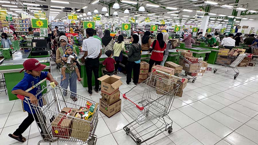 Warga berbelanja di salah satu pasar swalayan di Tangerang Selatan, Jumat (8/4/2024). (Bloomberg Technoz/Andrean Kristianto)