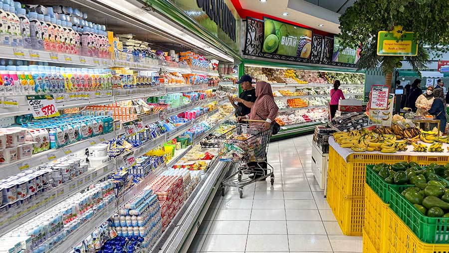 Supermarket semakin ramai seiring mendekatnya bulan suci Ramadan. (Bloomberg Technoz/Andrean Kristianto)