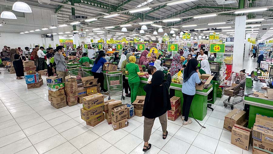 Warga berbelanja di salah satu pasar swalayan di Tangerang Selatan, Jumat (8/4/2024). (Bloomberg Technoz/Andrean Kristianto)