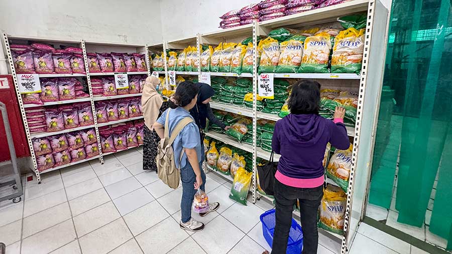 Warga melihat beras sphp di salah satu pasar swalayan di Tangerang Selatan, Jumat (8/4/2024). (Bloomberg Technoz/Andrean Kristianto)