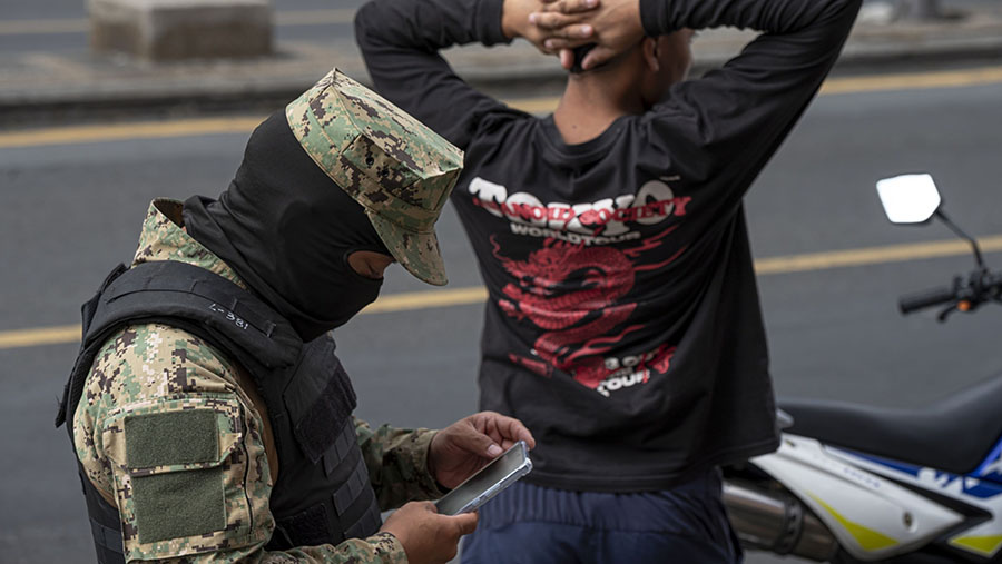 Pasukan keamananberhasil melakukan salah satu penggerebekan narkoba terbesar di dunia, menyita 21,5 ton kokain. (Vicente Gaibor/Bloomberg)