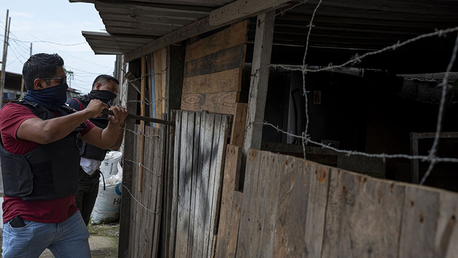 Polisi menggerebek sebuah rumah di Duran, Ekuador, Kamis (1/2/2024). (Vicente Gaibor/Bloomberg)