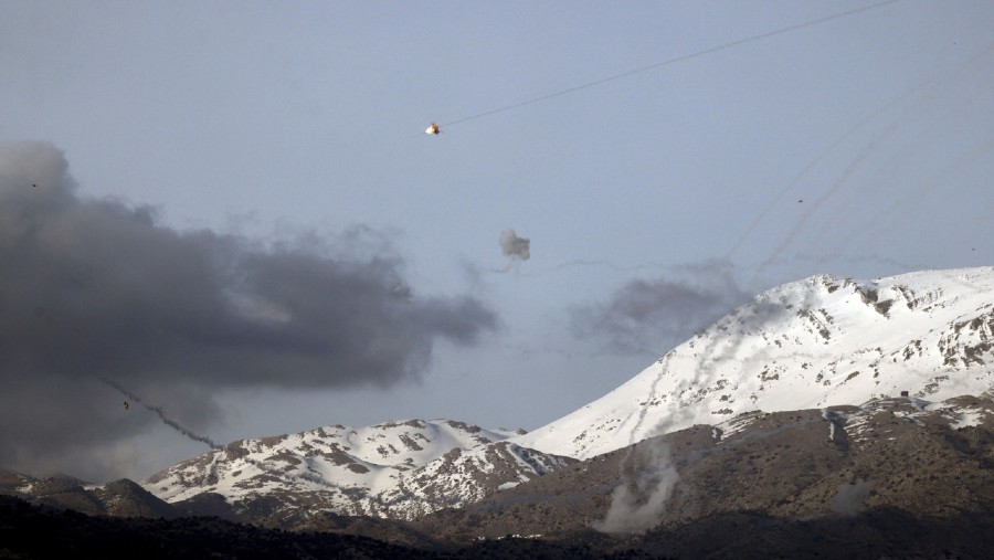 Hizbullah meluncurkan lebih dari seratus rudal ke lokasi-lokasi militer Israel (Dok: Bloomberg)