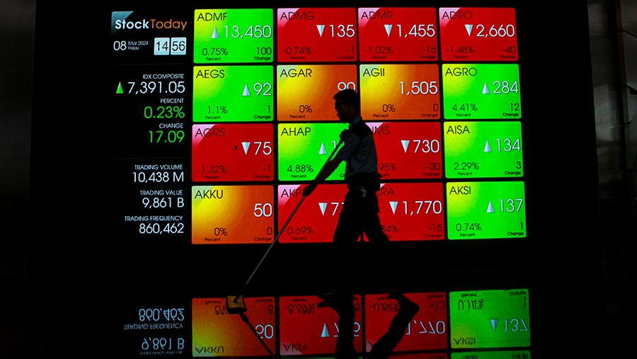 Pekerja di depan layar pergerakan perdagangan saham (IHSG) di Bursa Efek Indonesia (BEI), Jumat (8/4/2024). (Bloomberg Technoz/Andrean Kristianto)