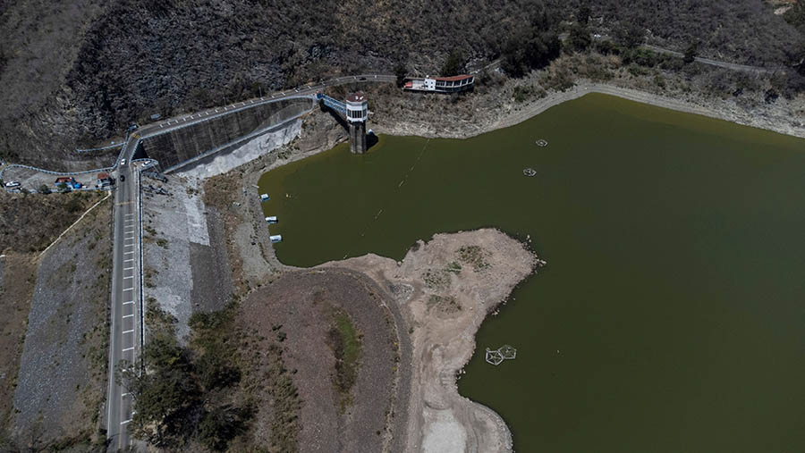 Hal ini karena kapasitas waduk yang menyuplai air ke kota ini yang saat ini berada pada tingkat yang mengkhawatirkan. (Cesar Rodriguez/Bloomberg)