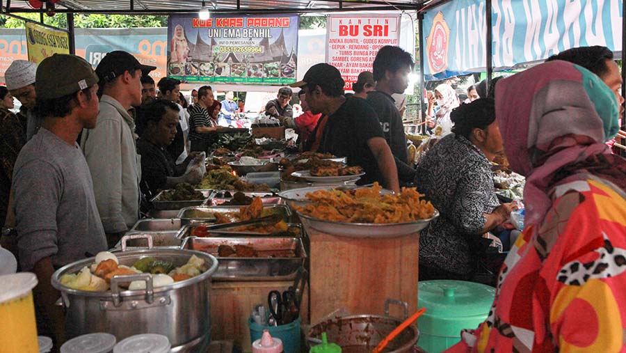 Pengunjung dapat memilih dari berbagai pilihan mulai dari gorengan, lauk pauk hingga minuman segar. (Bloomberg Technoz/Andrean Kristianto)