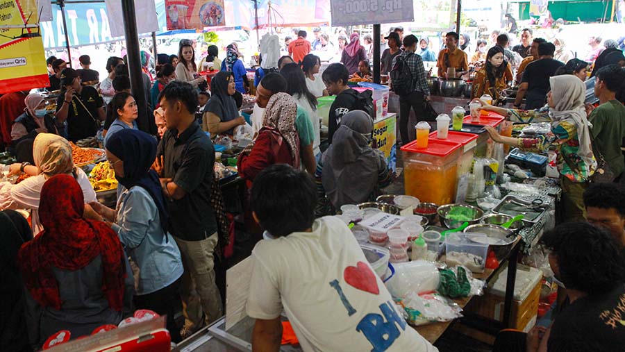 Semakin mendekati waktu berbuka puasa, pengunjung semakin ramai berdatangan ke area bazaar. (Bloomberg Technoz/Andrean Kristianto)