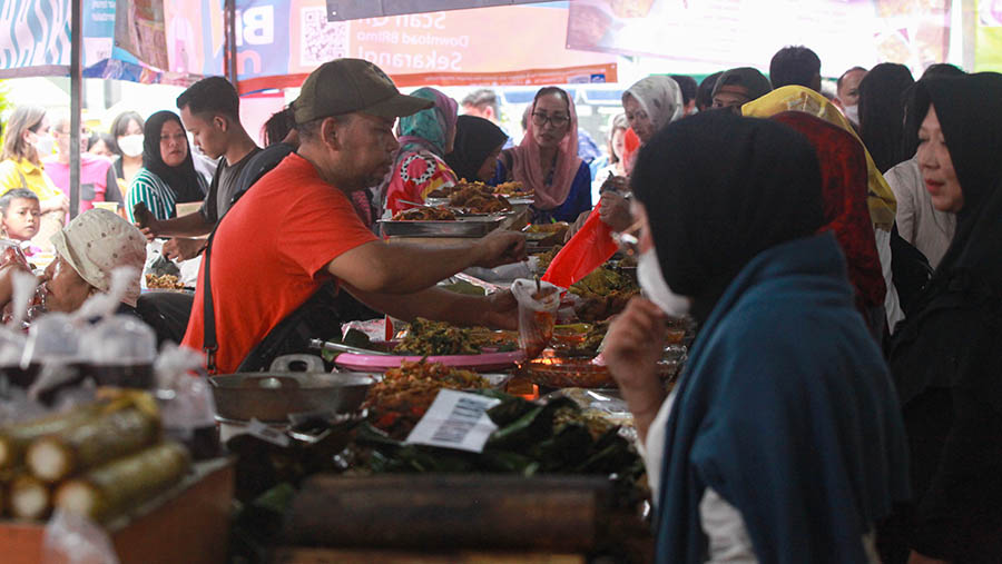 Pedagang melayani pembeli di pasar takjil Bendungan Hilir (Benhil), Jakarta, Kamis (14/3/2024). (Bloomberg Technoz/Andrean Kristianto)