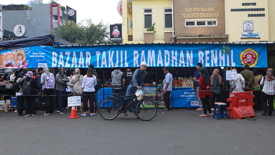 Suasana pasar takjil Bendungan Hilir, (Benhil) Jakarta, Kamis (14/3/2024). (Bloomberg Technoz/Andrean Kristianto)