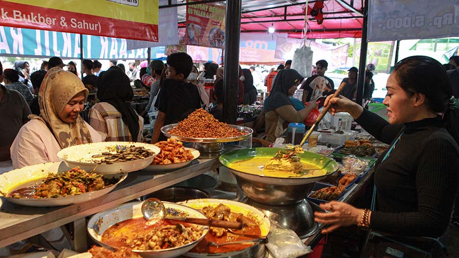 Pedagang melayani pembeli di pasar takjil Bendungan Hilir (Benhil), Jakarta, Kamis (14/3/2024). (Bloomberg Technoz/Andrean Kristianto)