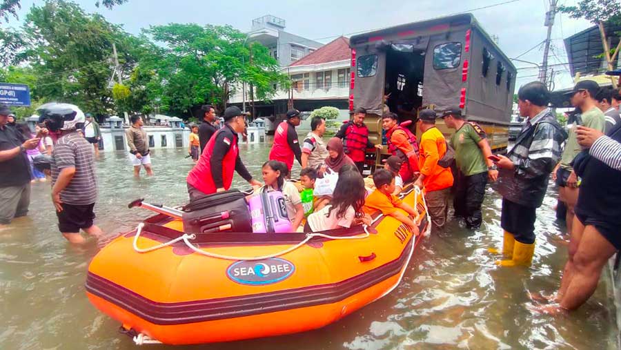 Tim gabungan mengevakuasi warga terdampak banjir di Kota Semarang, Jawa Tengah, Kamis (14/3). (FOTO: BPBD Kota Semarang)