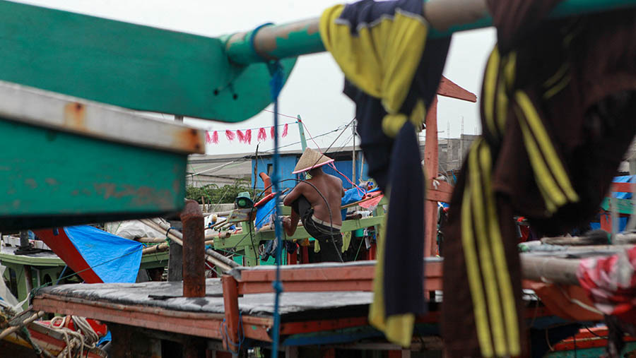 Banyak nelayan di Cilincing, Jakarta Utara untuk menahan tidak melaut karena adanya cuaca ekstrem. (Bloomberg Technoz/Andrean Kristianto)