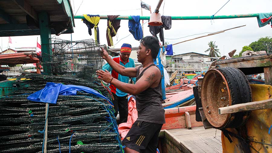 Suasana aktivitas nelayan di Kampung nelayan, Cilincing, Jumat (15/4/2024). (Bloomberg Technoz/Andrean Kristianto)