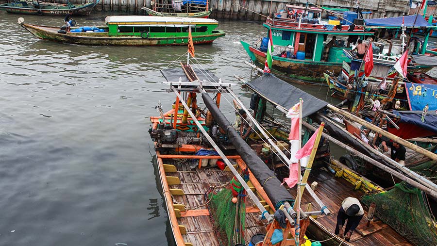 Suasana aktivitas nelayan di Kampung nelayan, Cilincing, Jumat (15/4/2024). (Bloomberg Technoz/Andrean Kristianto)