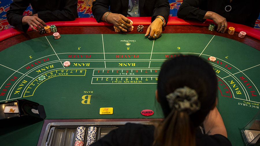 Kasino-kasino di Filipina menawarkan beragam permainan, mulai dari mesin slot hingga permainan meja klasik. (Lisa Marie David/Bloomberg)