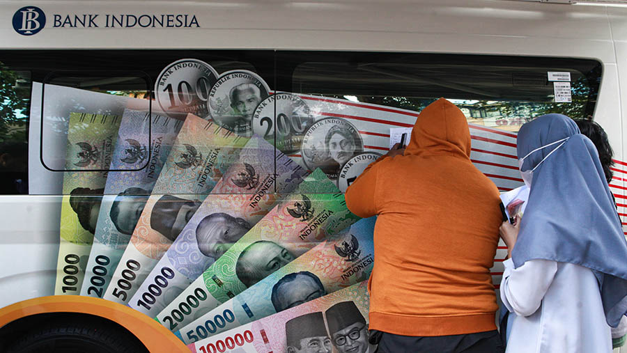 Warga menukarkan uang melalui mobil layanan keliling di Pasar Tebet, Jakarta, Selasa (19/3/2024). (Bloomberg Technoz/Andrean Kristianto)