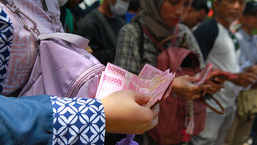 Bank Indonesia (BI) menyediakan layanan kas keliling untuk memenuhi kebutuhan penukaran uang rupiah baru. (Bloomberg Technoz/Andrean Kristianto)