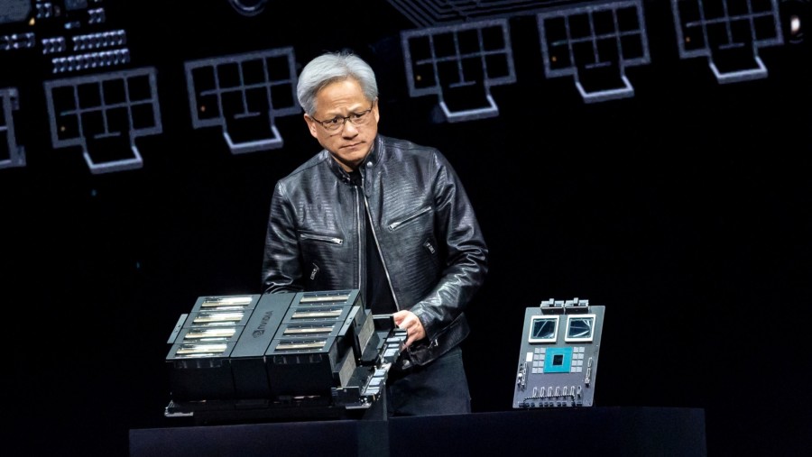 Cip GPU baru Blackwell disampaikan CEO Nvidia Corp, Jen-Hsun Huang atau Jensen. (Dok: David Paul Morris/Bloomberg)