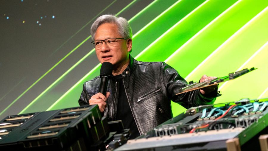 Cip GPU baru Blackwell disampaikan CEO Nvidia Corp, Jen-Hsun Huang atau Jensen. (Dok: David Paul Morris/Bloomberg)