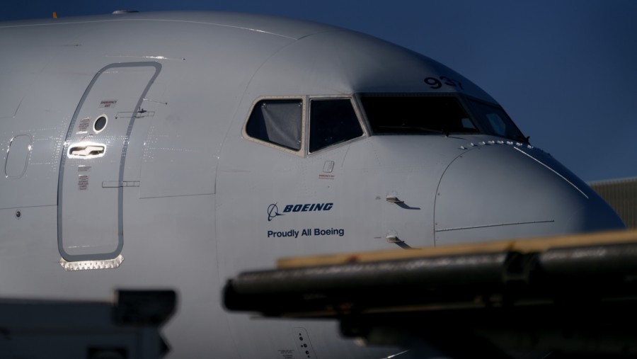 Pesawat Alaska Airlines Boeing 737 Max-9 dilarang terbang di Bandara Internasional Los Angeles (LAX)./Bloomberg-Eric Thayer