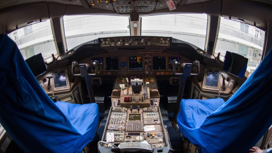 Kokpit pesawat Boeing Co. 777-300ER yang dioperasikan oleh Air France-KLM./Bloomberg-Nathan Laine