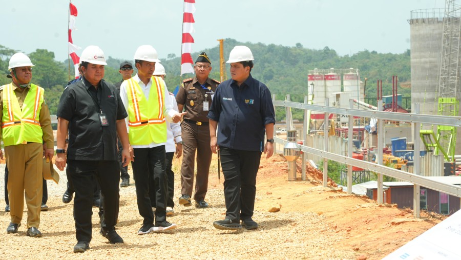 Presiden Joko Widodo dan Menteri BUMN Erick Thohir kunjungi proyek Smelter Grade Alumina Refinery (SGAR) Phase 1 di Kabupaten Mempawah./dok. BUMN