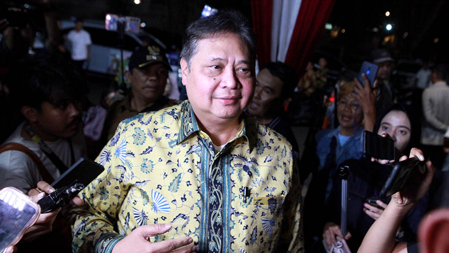Ketua Umum Partai Golkar Airlangga Hartarto tiba di Jalan Kertanegara, Jakarta, Rabu (20/3/2024). (Bloomberg Technoz/ Andrean Kristianto)