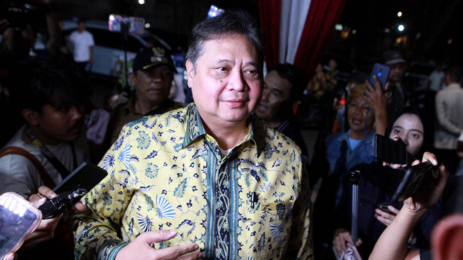 Menko Perekonomian yang juga Ketua Umum Partai Golkar Airlangga Hartarto. (Bloomberg Technoz/ Andrean Kristianto)