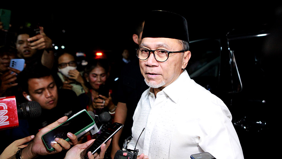 Ketua Umum PAN, Zulkifli Hasan tiba di Jalan Kertanegara, Jakarta, Rabu (20/3/2024). (Bloomberg Technoz/ Andrean Kristianto)