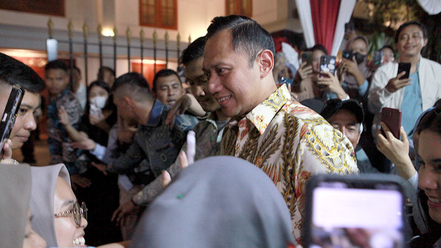 Ketum Partai Demokrat, Agus Harimurti Yudhoyono  (AHY) tiba di Jalan Kertanegara, Jakarta, Rabu (20/3/2024). (Bloomberg Technoz/ Andrean Kristianto)