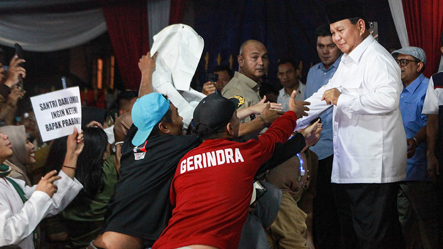 Capres Prabowo Subianto menyapa relawan di Jalan Kertanegara, Jakarta, Rabu (20/3/2024). (Bloomberg Technoz/ Andrean Kristianto)