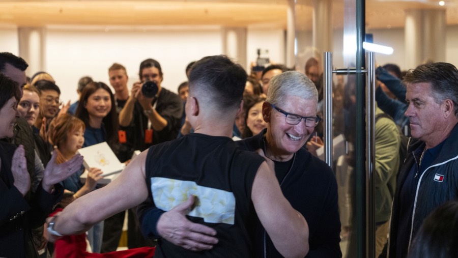 CEO Apple, Tim Cook di Shanghai. (Sumber: Bloomberg)