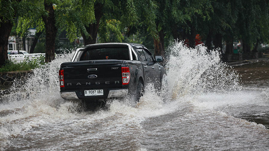 Banjir di kawasan ini diakibatkan oleh curah hujan tinggi. (Bloomberg Technoz/Andrean Kristianto)